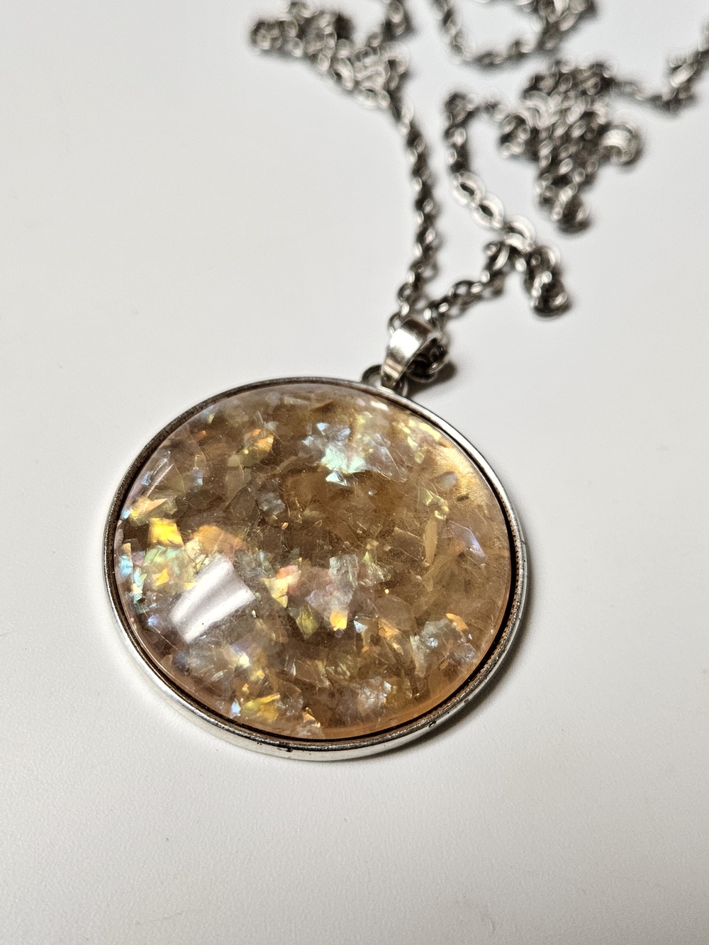 Jewelmint Round Iridescent Round Pendant Necklace